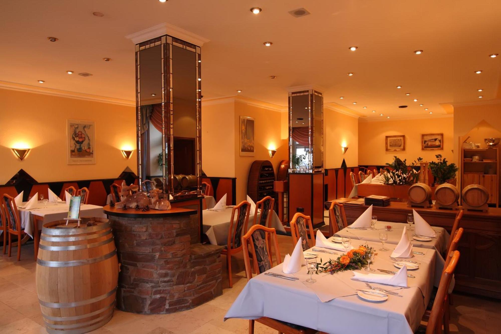 Hotel Restaurant Zum Schlossberg Wadern Exterior photo