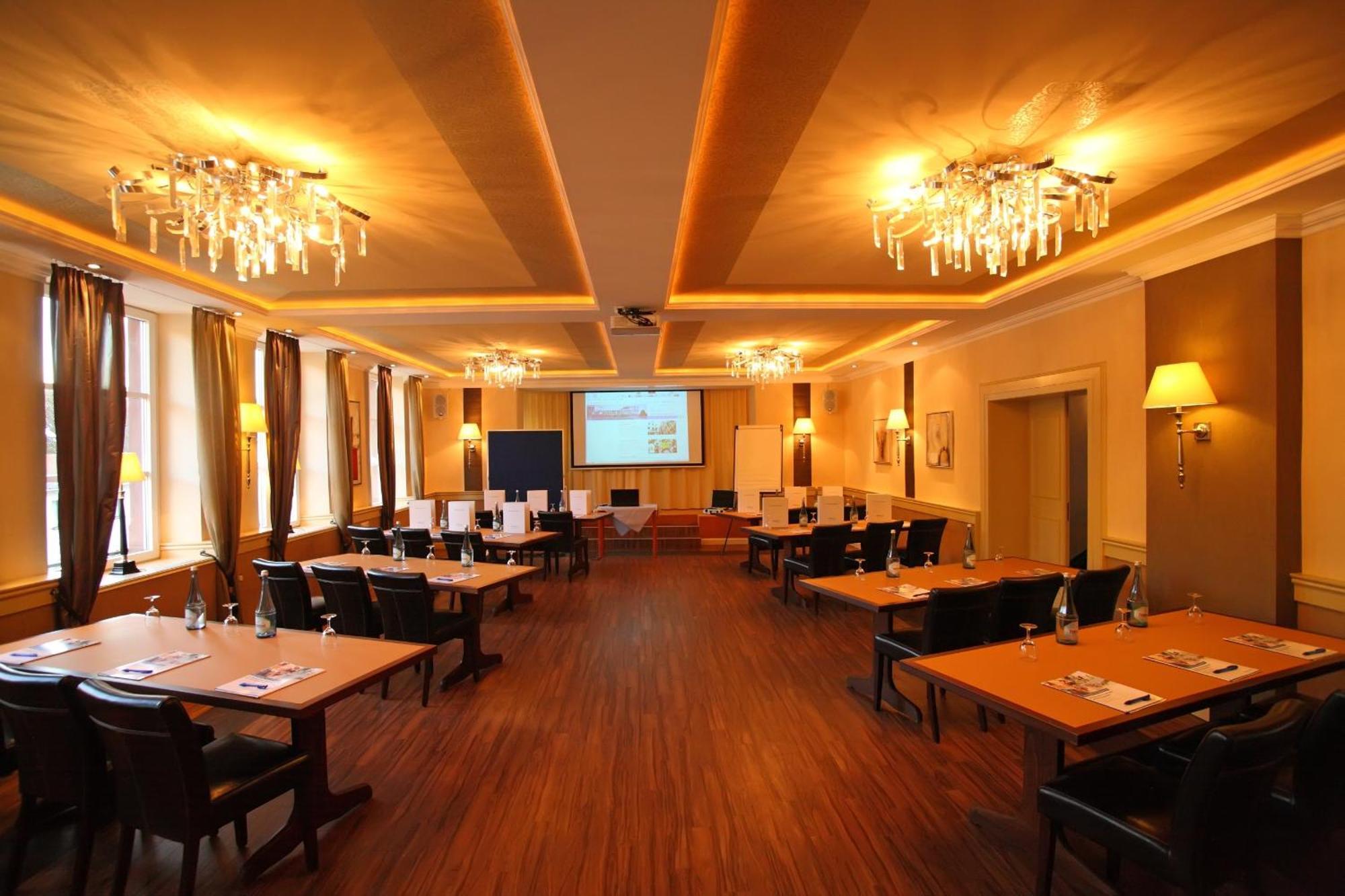 Hotel Restaurant Zum Schlossberg Wadern Exterior photo