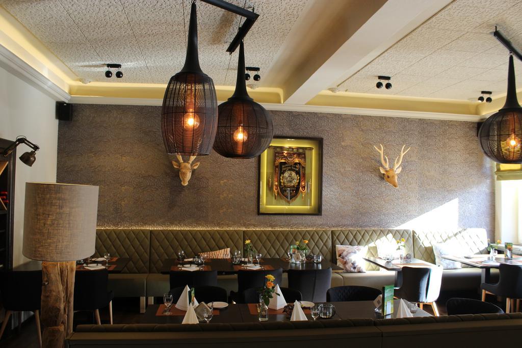 Hotel Restaurant Zum Schlossberg Wadern Exterior photo